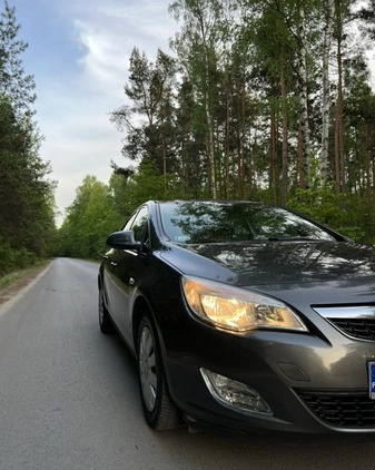 Opel Astra cena 26500 przebieg: 216000, rok produkcji 2011 z Grójec małe 137